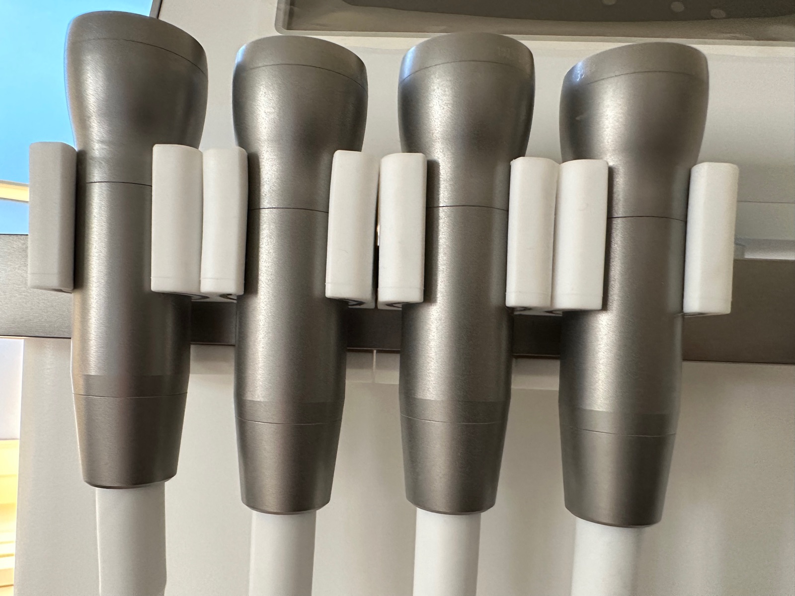 Behandlungsaufsätze des IONTO GlowSolution Systems im Kosmetikstudio frischgemacht Uznach