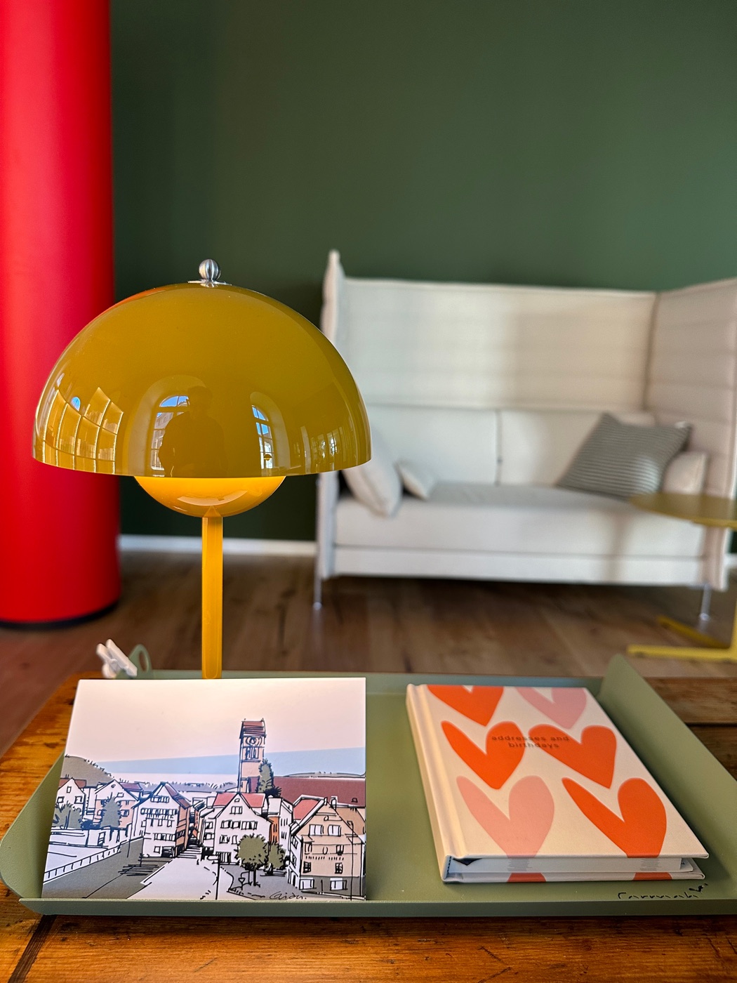Wohnliche Einrichtung mit Sofa und Leselampe im Kosmetikstudio frischgemacht Uznach